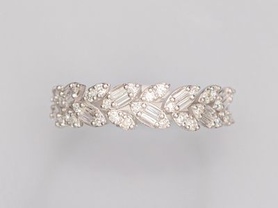 une bague en or blanc sertie de diamants et ornée de feuilles
