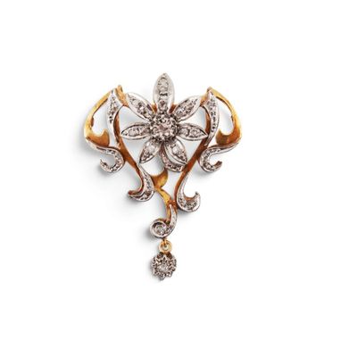 une broche en forme de fleur en or et diamants