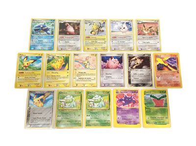 beaucoup de cartes pokemon sur la table