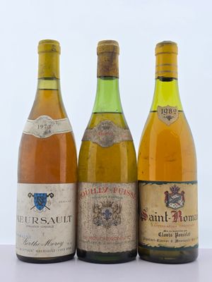 trois bouteilles de vin sont alignées sur une surface blanche