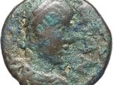 une pièce de monnaie romaine antique recouverte d'une patine verte