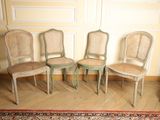 quatre chaises sont alignées en rang sur un plancher en bois