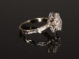 gros plan d'une bague en diamant sur une surface noire