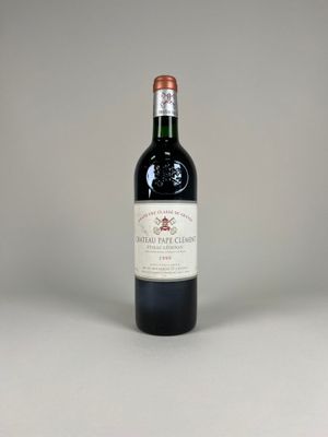 une bouteille de vin posée sur une table