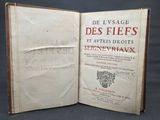 un livre ouvert dont la couverture représente un lion