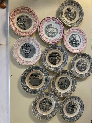 beaucoup d'assiettes accrochées au mur