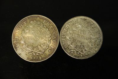 deux pièces d'argent, dont l'une porte une couronne et l'autre est ornée d'une couronne