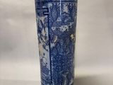 grand vase bleu et blanc orné d'un motif oriental sur l'extérieur