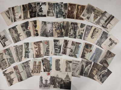 un lot de vieilles photos en noir et blanc sur une table