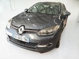 une photo d'une voiture dans un showroom avec un sol blanc