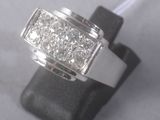une photo d'une bague en diamant posée sur un présentoir