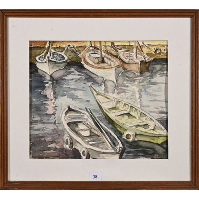 de nombreux bateaux amarrés près du quai