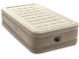 un matelas gonflable équipé d'une pompe intégrée