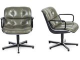 paire de fauteuils de bureau en cuir vert avec accoudoirs et roulettes