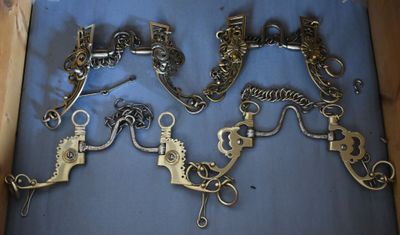 cinq paires de ciseaux dans une boîte sur une surface bleue
