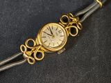 une montre posée sur un tissu noir