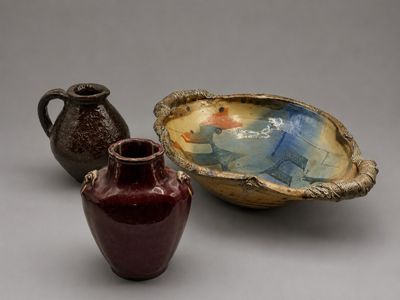 trois vases posés l'un à côté de l'autre sur une table