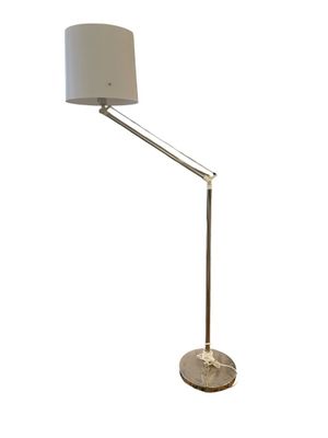 un lampadaire blanc surmonté d'un abat-jour blanc