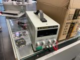 une machine posée sur une table