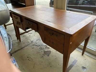 un bureau en bois avec deux tiroirs et un tiroir en dessous