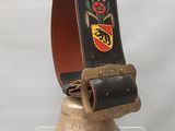 clochette en laiton avec une ceinture en cuir ornée d'une rose rouge