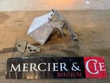 une photo d'un objet métallique posé sur un plancher en bois