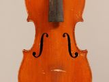 gros plan d'un violon avec un archet sur fond blanc