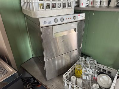 un lave-vaisselle et un lave-vaisselle dans une petite cuisine