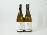 deux bouteilles de vin posées l'une à côté de l'autre sur une surface blanche