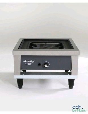 une image représentant une friteuse de comptoir en acier inoxydable sur fond blanc