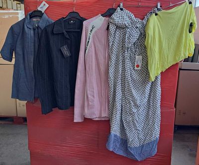 beaucoup de vêtements suspendus au portant