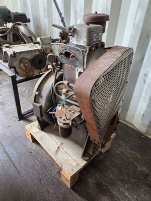un petit moteur posé sur une palette