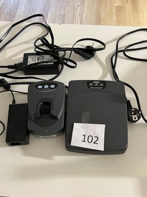 une table sur laquelle sont posés de nombreux appareils électroniques