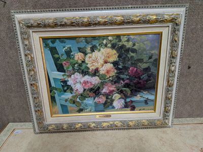 une photo d'un tableau représentant des fleurs, dans un cadre
