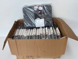 une boîte en carton avec un tas de livres à l'intérieur