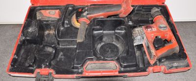 une trousse à outils dans une mallette rouge posée par terre