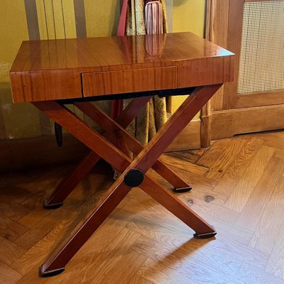 une petite table sur laquelle se trouve un vase de fleurs