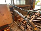 un gros tas de bric-à-brac dans une pièce dotée d'une grande fenêtre