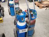 un chariot chargé de bouteilles de gaz dans un garage