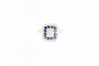 gros plan d'une bague en diamant et saphir sur fond blanc