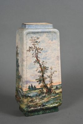 un vase orné d'une peinture représentant un arbre
