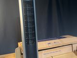 un ventilateur posé sur une table