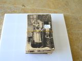 un livre posé sur une table, avec la photo d'une femme sur la couverture
