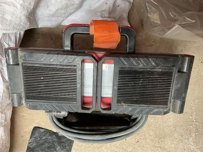 un aspirateur posé sur une table