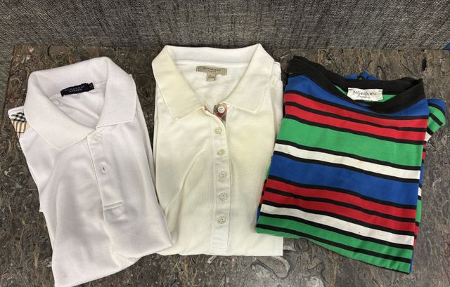 Lot comprenant 2 polos en coton blanc BURBERRY (en mauvais état, ...