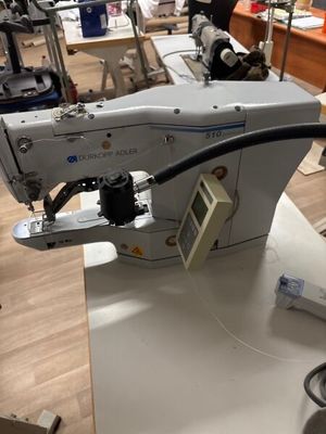 une machine posée sur une table dans une pièce