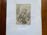 une image représentant une feuille de papier sur laquelle est dessiné une femme tenant un enfant dans ses bras
