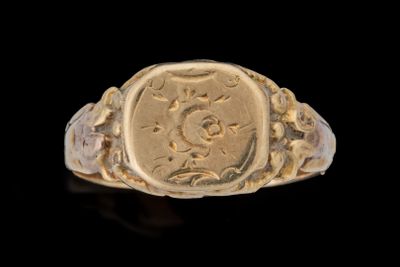 une image représentant une bague en or ornée d'un soleil et d'une lune