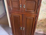 une armoire en bois surmontée d'un miroir