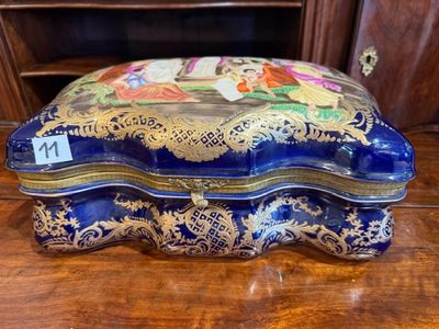 une boîte bleue et dorée posée sur une table en bois